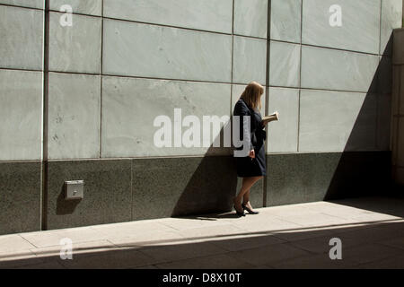 London, UK. 5. Juni 2013. Büroangestellte in Canary Wharf genießen die warme Sonnenstrahlen in ihrer Mittagspause, wie Temperaturen, 25degrees in London Credit: Amer Ghazzal/Alamy Live-Nachrichten Stockfoto