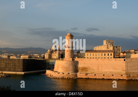 Marseille Skyline mit Fort Saint Jean, MUCEM Museum, Kathedrale und Historischem Bezirk Panier Marseille Provence Frankreich Stockfoto