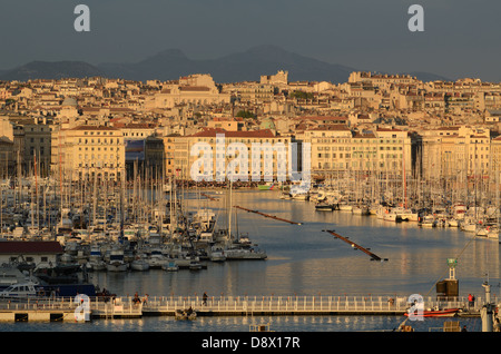 Urbane Skyline und Blick auf Den Alten Hafen oder Vieux Port und Quai des Belges Quay oder Quayside am Abend Der Dämmerung oder Twilight Marseille Provence Frankreich Stockfoto