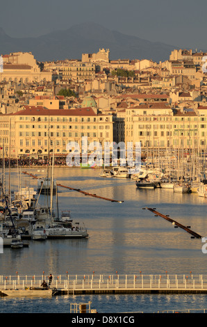 Blick auf Vieux Port oder Old Port in Der Abenddämmerung Marseille Provence Frankreich Stockfoto