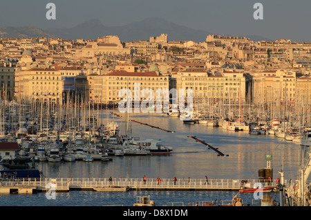 Panoramablick auf den Vieux Port oder Den Alten Hafen in Der Abenddämmerung Marseille Provence Frankreich Stockfoto