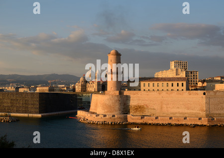 Fort Saint Jean & MUCEM Museum am Eingang des Vieux Port oder alten Hafen Marseille in der Abenddämmerung Frankreich Stockfoto