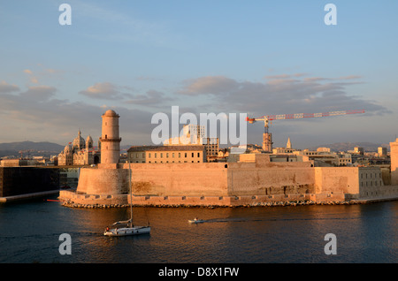 Sonnenuntergang über dem Fort Saint Jean am Eingang zum Vieux Port oder Old Port Marseille in Der Abenddämmerung Marseille Provence Frankreich Stockfoto