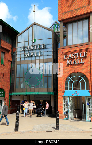 Castle Mall Shopping Centre, Norwich, Norfolk, England, UK, Shopper Stockfoto