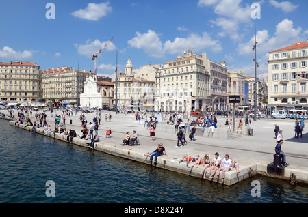 Tourist & Marseillais auf der Esplanade des Alten Ports oder Vieux Port & Quai des Belges Quay oder Waterfront Marseille France Stockfoto