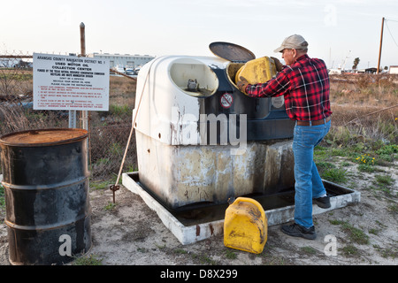 Bootseigner recycling verwendet Motoröl. Stockfoto