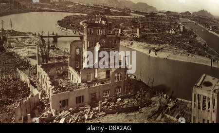 Foto von den Nachwirkungen des Hiroshima Peace Memorial (a-Bomb Dome) nach der verheerenden nuklearen Detonation im Museum Stockfoto