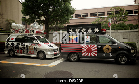 Rechtsextreme Lautsprecherwagen Zugehörigkeit zu Japans Uyoku Dantai parkten außerhalb der umstrittenen Yasukuni-Schrein Stockfoto