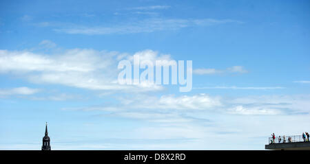Dresden, Deutschland. 5. Juni 2013. Menschen betrachten das Hochwasser der Elbe vom Dach des Internationalen Congress Center in Dresden, Deutschland, 5. Juni 2013. : Foto Arno Burgi: Arno Burgi/Dpa/Alamy Live News Stockfoto