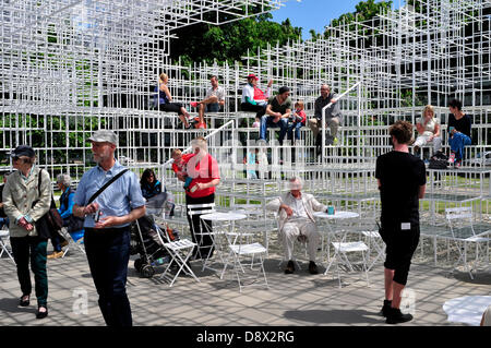 Besucher-Spaziergang durch die Serpentine Gallery Pavillon, entworfen von Sou Fujimoto. London, UK Stockfoto
