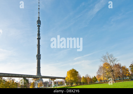 Monorail und Ostankino-Turm Stockfoto