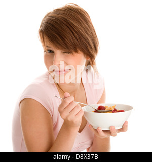 Junge Frau Essen Cornflakes mit Himbeeren Stockfoto