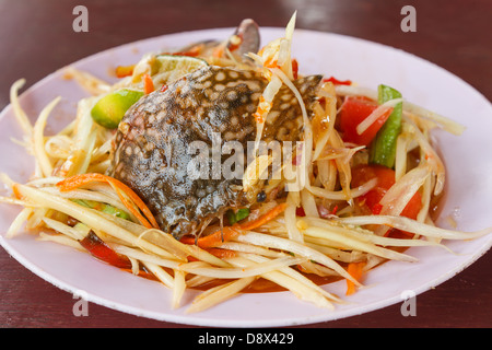 Papaya-Salat mit Pferd Krabbe ist Nahrung für Thailänder Essen Stockfoto