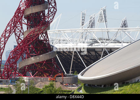 Stratford London, UK. 5. Juni 2013. Queen Elizabeth Park bereitet sich auf ein Jahr nach dem Ende der Olympischen Spiele 2012 in London am 27. Juli nach Sanierung im Rahmen der Olympischen Spiele älterer der Öffentlichkeit zugänglich. Nordpark wird der erste Bereich, am Juli 2013 zu öffnen, der grünen Parkanlagen und Wanderwege umfasst. Vom South Plaza soll Ostern 2014 einschließlich der Umlaufbahn und Aquatics centre. Bildnachweis: Amer Ghazzal/Alamy Live-Nachrichten Stockfoto