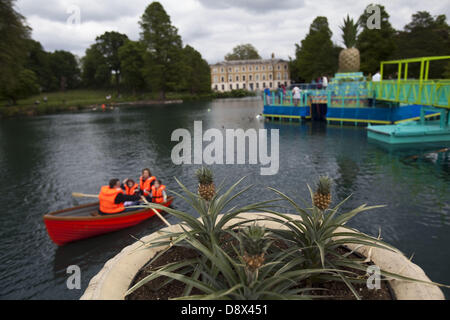 1. Juni 2013 - errichtet London, UK - Tutti Frutti Bootfahren Erfahrungen mit Bompas & Parr.As Teil von Kew Garden Sommer Festival IncrEdibles, Bompas & Parr, kulinarische Kuratoren am Schnittpunkt von Kunst, Architektur und Essen, eine fröhliche-Installation auf dem Palm-Teich. Das Herzstück des Displays ist eine schwimmende Ananas-Insel mit geheimnisvollen Banane Grotte.  Uniformen wurden von Kit Neale und die interaktive Anlage Musik produziert von Mileece, ein international anerkannter multidisziplinärer sonic Künstler entworfen. Ihrer Installation verwandelt sich Pflanzen in Sensor-basierte Instrumente mit TreWeavr?, eine Technologie-p Stockfoto