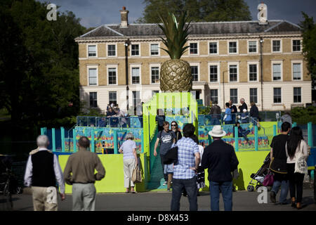 1. Juni 2013 - errichtet London, UK - Tutti Frutti Bootfahren Erfahrungen mit Bompas & Parr.As Teil von Kew Garden Sommer Festival IncrEdibles, Bompas & Parr, kulinarische Kuratoren am Schnittpunkt von Kunst, Architektur und Essen, eine fröhliche-Installation auf dem Palm-Teich. Das Herzstück des Displays ist eine schwimmende Ananas-Insel mit geheimnisvollen Banane Grotte.  Uniformen wurden von Kit Neale und die interaktive Anlage Musik produziert von Mileece, ein international anerkannter multidisziplinärer sonic Künstler entworfen. Ihrer Installation verwandelt sich Pflanzen in Sensor-basierte Instrumente mit TreWeavr?, eine Technologie-p Stockfoto