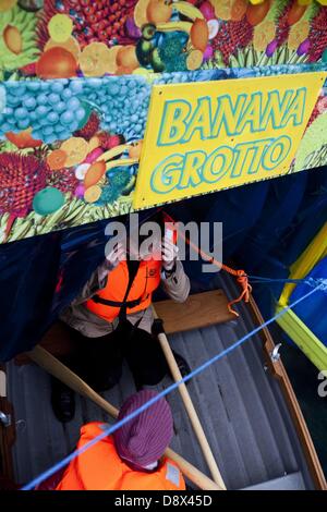 1. Juni 2013 - errichtet London, UK - Tutti Frutti Bootfahren Erfahrungen mit Bompas & Parr.As Teil von Kew Garden Sommer Festival IncrEdibles, Bompas & Parr, kulinarische Kuratoren am Schnittpunkt von Kunst, Architektur und Essen, eine fröhliche-Installation auf dem Palm-Teich. Das Herzstück des Displays ist eine schwimmende Ananas-Insel mit geheimnisvollen Banane Grotte.  Uniformen wurden von Kit Neale und die interaktive Anlage Musik produziert von Mileece, ein international anerkannter multidisziplinärer sonic Künstler entworfen. Ihrer Installation verwandelt sich Pflanzen in Sensor-basierte Instrumente mit TreWeavr?, eine Technologie-p Stockfoto