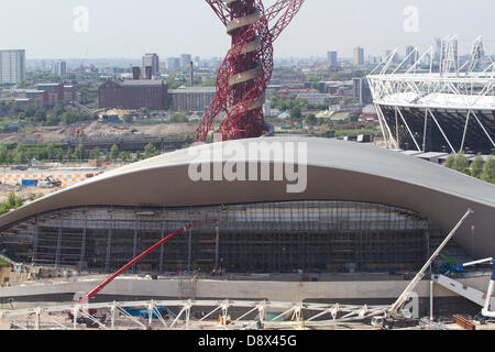 Stratford London, UK. 5. Juni 2013. Queen Elizabeth Park bereitet sich auf ein Jahr nach dem Ende der Olympischen Spiele 2012 in London am 27. Juli nach Sanierung im Rahmen der Olympischen Spiele älterer der Öffentlichkeit zugänglich. Nordpark wird der erste Bereich, am Juli 2013 zu öffnen, der grünen Parkanlagen und Wanderwege umfasst. Vom South Plaza soll Ostern 2014 einschließlich der Umlaufbahn und Aquatics centre. Bildnachweis: Amer Ghazzal/Alamy Live-Nachrichten Stockfoto