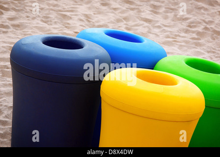 Grün blau, gelb und schwarz recycling Materialien Körbe in einem Strand Stockfoto