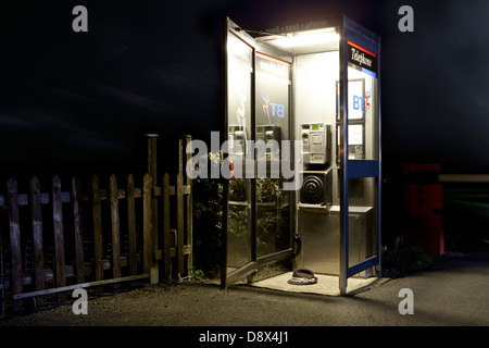 Bild von Arcanum-Serie zeigt Telefonzelle in der Nacht mit Telefon aus den Haken und Hut, offen für Interpretationen der Zuschauer. Stockfoto