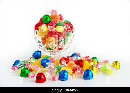 Verschiedene bunte Bonbons und Süßigkeiten in Kunststoff Verpackungen Stockfoto