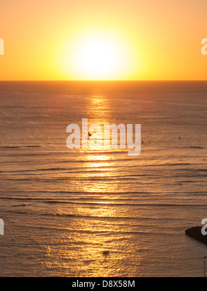 Sonnenuntergang von Waikiki mit goldenen Highlights im Wasser gespiegelt Stockfoto