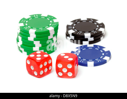 Pokerchips und Würfel auf weiß Stockfoto