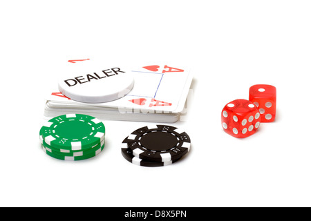 Reihe von Poker-Chips, Karten und Würfel auf weiß Stockfoto