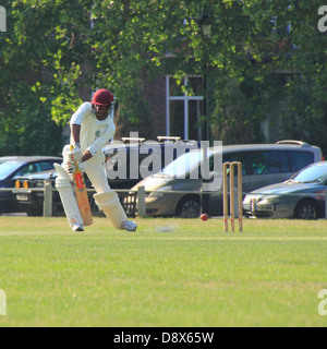 Kew Cricket Club Schlagmann in Aktion Stockfoto