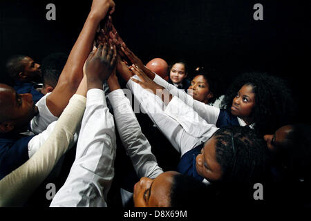 31. Mai 2013 - Memphis, Tenn, USA - 31. Mai 2013 - Sarafina! Werfen Sie Mitglieder Huddle zusammen vor der Bühne im Teatro Hattiloo Freitag Abend. (Kredit-Bild: © Mark Weber/der kommerziellen Appeal/ZUMAPRESS.com) Stockfoto