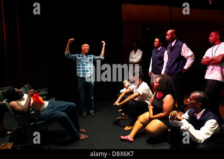 31. Mai 2013 - Memphis, Tenn, USA - 31. Mai 2013 - Sarafina! Regisseur Gehirn Früchte (Mitte links) gibt Darstellern eine Pep Talk vor dem Auftritt im Teatro Hattiloo Freitag Abend. Am 8. Juni wird das Hattiloo-Theater auf ein neues Gebäude gebaut werden, in Overton Square, erstellen ein Theaterbezirk für die Stadt Memphis Spatenstiche. (Kredit-Bild: © Mark Weber/der kommerziellen Appeal/ZUMAPRESS.com) Stockfoto