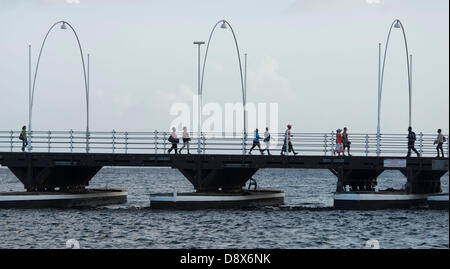 Menschen sind Fuß über die Königin-Emma-Brücke verbindet die beiden Stadtteile Punda und Otrobanda. Stockfoto