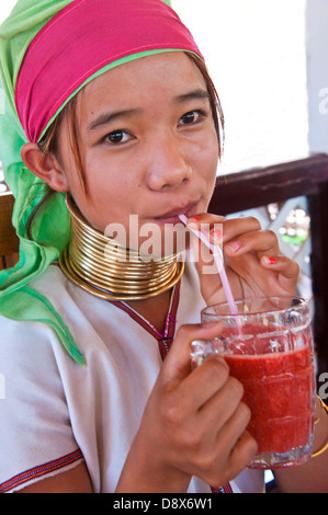 Padaung junge Mädchen namens Mimi Erdbeersaft in der Nähe von Indein Dorf am Inle See im Shan-Staat zu genießen. Stockfoto