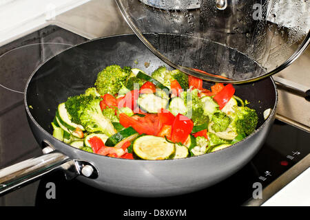 Frisch gekochtes Gemüse in der Pfanne Stockfoto