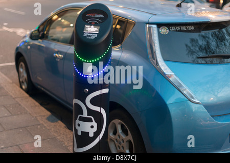 Elektrofahrzeug aufladen, London, England Stockfoto