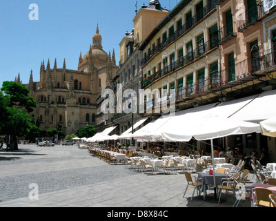 Segovia. Terrassen auf dem Hauptplatz mit der Kathedrale Mariä Himmelfahrt, XVI. Jahrhundert, im Hintergrund. Stockfoto