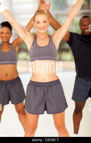 attraktive junge Mann und Frau, dehnen Stockfoto