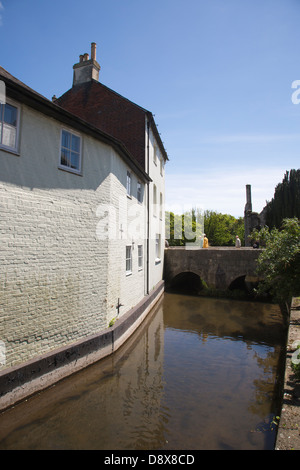 Riverside Eigenschaften neben den Rand des Flusses Avon auf Bridge Street in Christchurch, Dorset, Südwest-England, UK Stockfoto