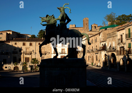 Denkmäler in der Stadt Trujillo. Reiterstatue von Francisco Pizarro auf dem Hauptplatz. Stockfoto