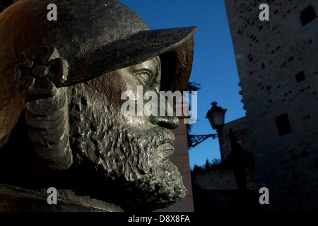 Denkmäler in der Stadt Trujillo. Büste von Francisco de Orellana, Entdecker des Amazonas Stockfoto