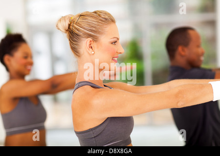 Seitenansicht von attraktiven jungen Menschen ausüben Stockfoto