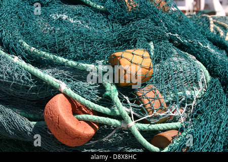 Grünen Fischernetze mit orange Schwimmern Stockfoto