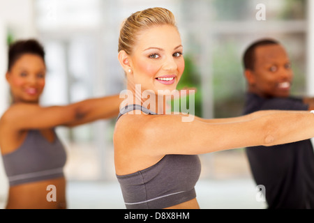 lächelnde Personengruppe Fit trainieren Stockfoto