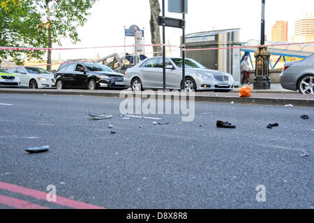 London, UK. 5. Juni 2013. Schuhe und Socken sind unter den Trümmern da Motorradunfall am Embankment, London Metropolitan Police zu untersuchen. Bildnachweis: Pete Maclaine/Alamy Live-Nachrichten Stockfoto