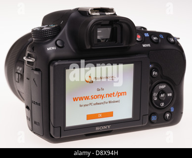 Digitale Systemkamera Sony Alpha 58 - Startbildschirm wirbt für Website-URL. Stockfoto