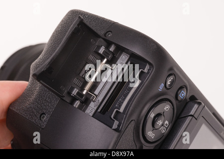 Sony Alpha 58 digitale Systemkamera - SD-Kartenslot. Stockfoto