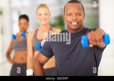 Porträt von Afro Amerikaner halten Hantel Stockfoto