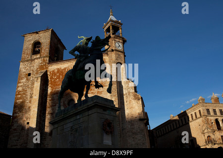 Denkmäler in der Stadt Trujillo. Reiterstatue von Francisco Pizarro auf dem Hauptplatz, Kirche St. Martin im Hintergrund Stockfoto