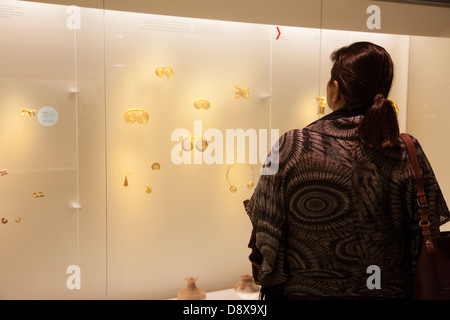 Pre Colobian gold arbeiten auf dem Display in das Museo del Oro, Bogota, Kolumbien Stockfoto