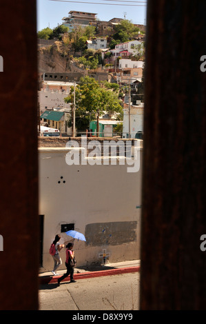 Es erinnert ein Kreuz in Nogales, Sonora, Mexiko, Jose Antonio Elena Rodriguez, 16, erschossen durch die Grenze zu Arizona, USA. Stockfoto